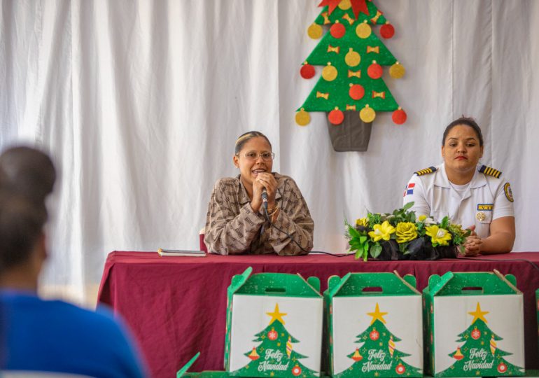 Tokischa envía canastas navideñas a presas de Najayo
