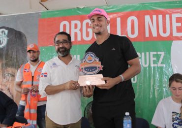 Pelotero de Grandes Ligas, Julio Rodríguez, dona ambulancia a la Defensa Civil en Loma de Cabrera