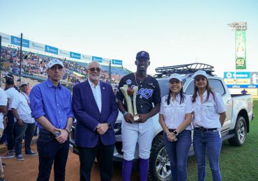 Santo Domingo Motors premia al MVP Ronny Mauricio con una camioneta