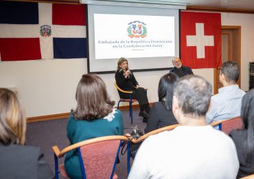 Vicepresidenta se reúne con dominicanos en Suiza