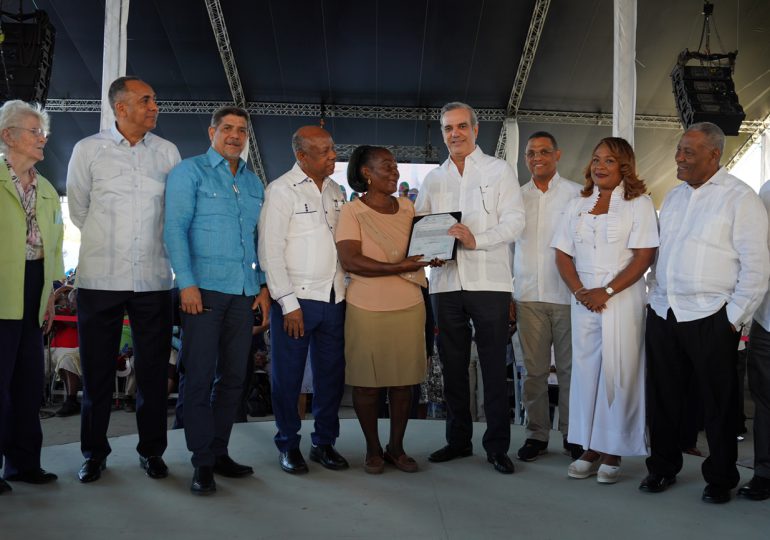 Presidente Luis Abinader entrega 2 mil 298 certificados de títulos a habitantes de Consuelo