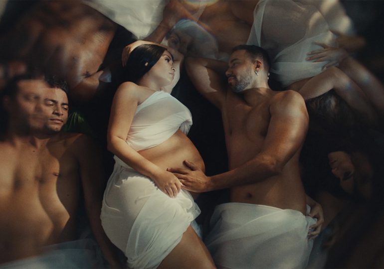 ¡Felicidades! Romeo Santos revela que será padre por cuarta vez en el video musical “Solo Conmigo”