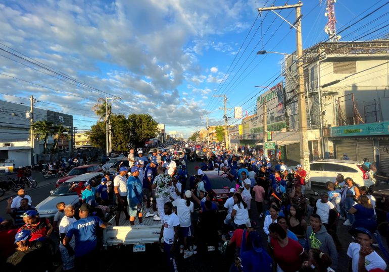 VIDEO | Caravana azul provoca gran taponamiento en calles y avenidas de la capital