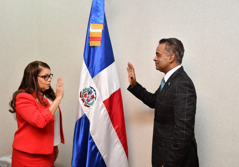 Se juramenta Digna Reynosa como la nueva directora de Pasaportes