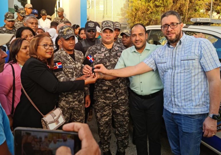 VIDEO | Entregan camioneta y unidad de patrullaje para el municipio El Pino, Dajabón