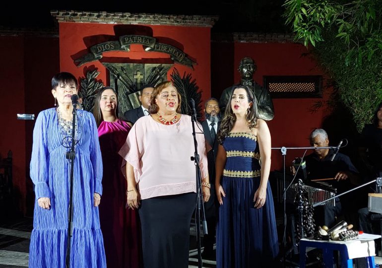 Artistas ofrecen espectáculo lírico y teatral en el Día de Duarte