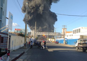VIDEO | Se incendia depósito de neumáticos en El Almirante
