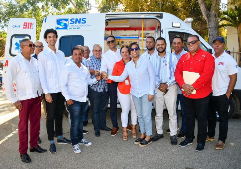Ministerio de la Presidencia entrega ambulancia y autobús escolar a Alcaldía de Pepillo Salcedo