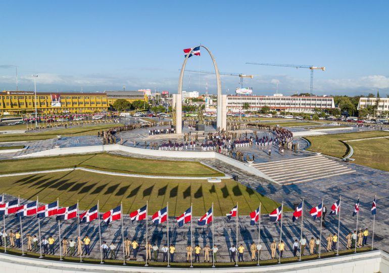 MIDE rindió homenaje a la bandera y próceres de la independencia dominicana