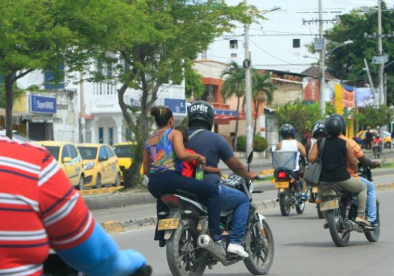 Hugo Beras defiende resolución que prohíbe dos personas en motocicleta