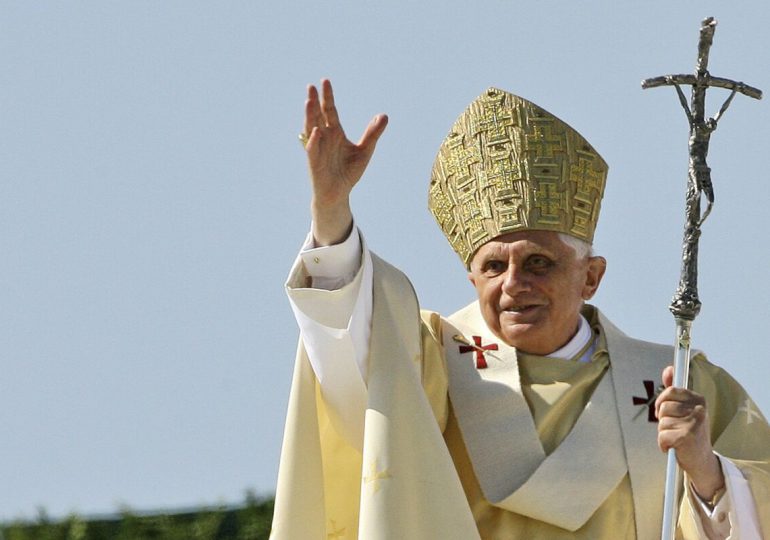 Muestran primeras imágenes de Benedicto XVI en capilla ardiente