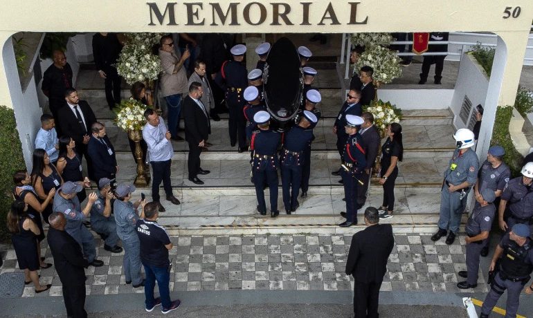 El "rey" Pelé fue sepultado en Brasil tras masivo homenaje