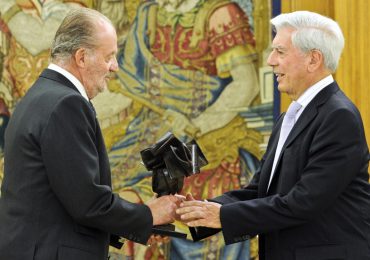 Ex rey español Juan Carlos estará presente en la recepción de Vargas Llosa en la Academia francesa