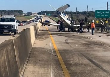 Avioneta se estrella e incendia en carretera en Houston, Texas