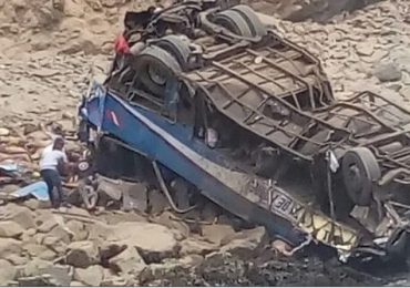 Al menos 25 muertos en accidente de autobús en Perú