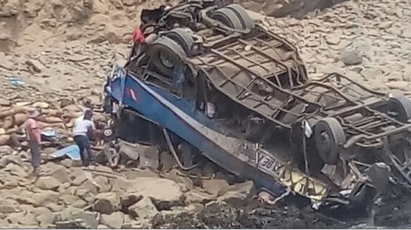 Al menos 25 muertos en accidente de autobús en Perú
