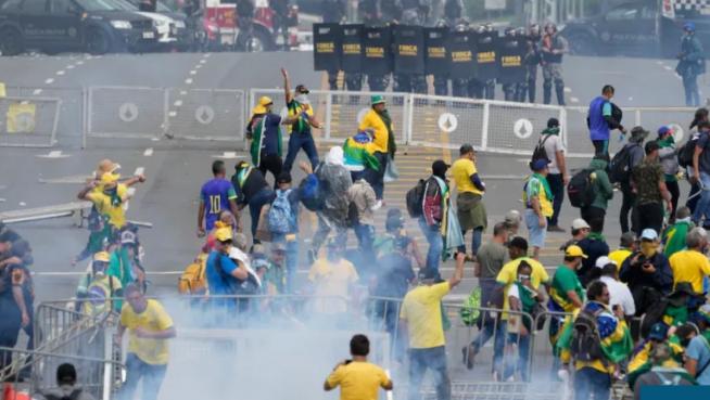 "Ven a la fiesta del grito de guerra": así avivaron los brasileños el caos en redes sociales