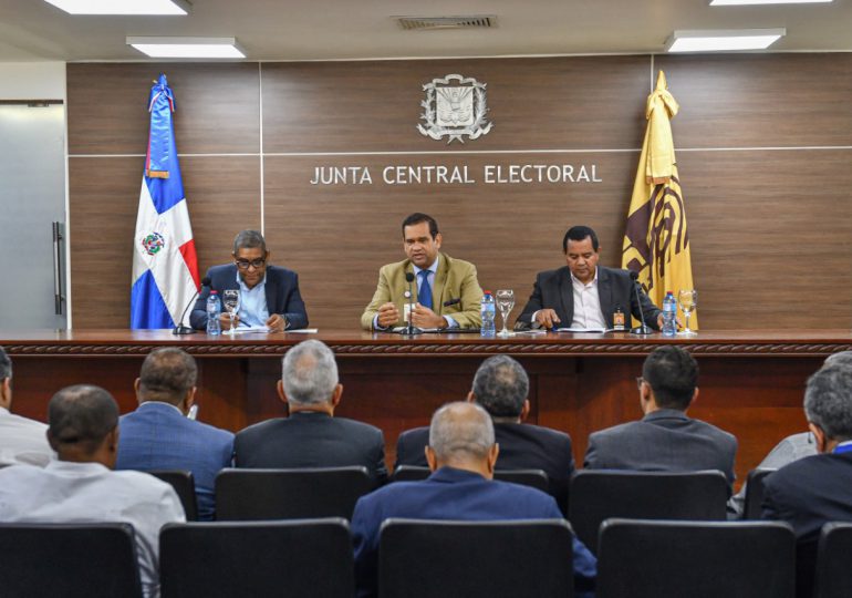 Direcciones de Elecciones, Informática y Voto en el exterior de JCE se reúnen con organizaciones políticas