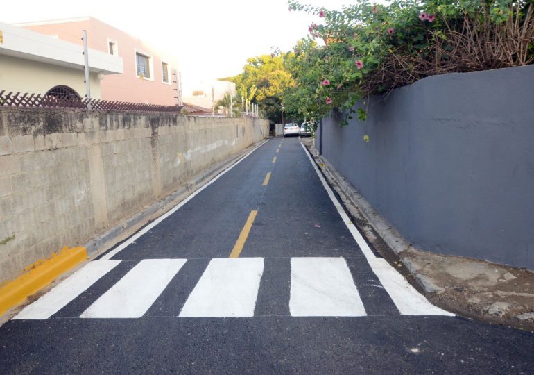 Alcaldía Santiago entrega proyecto de asfaltado en calle Embrujo I