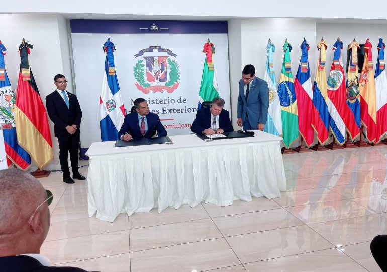 Comisionado de Béisbol y Federación de África firman convenio de cooperación