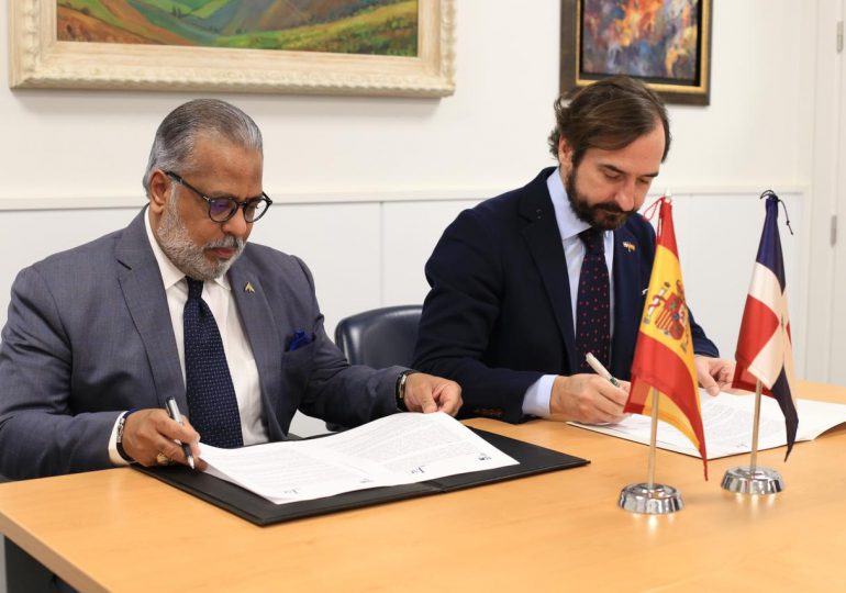 JAC firma acuerdo con universidad de España para fomentar capacitación en aviación civil