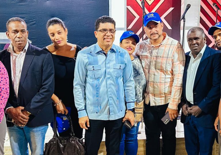 <strong>Líderes evangélicos de Santo Domingo Este realizan culto de gratitud por mejoría de salud Roberto Fulcar</strong>