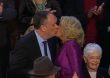 VIDEO | ¿Jill Biden y esposo de vicepresidenta Kamala Harris se besan en la boca?