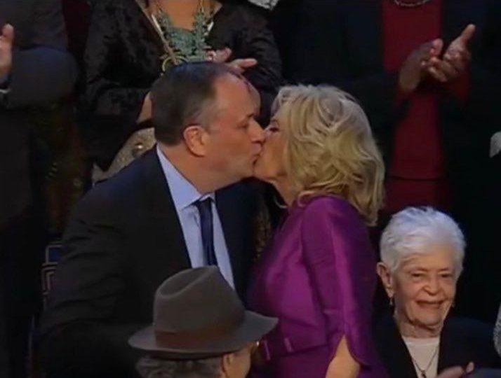 VIDEO | ¿Jill Biden y esposo de vicepresidenta Kamala Harris se besan en la boca?