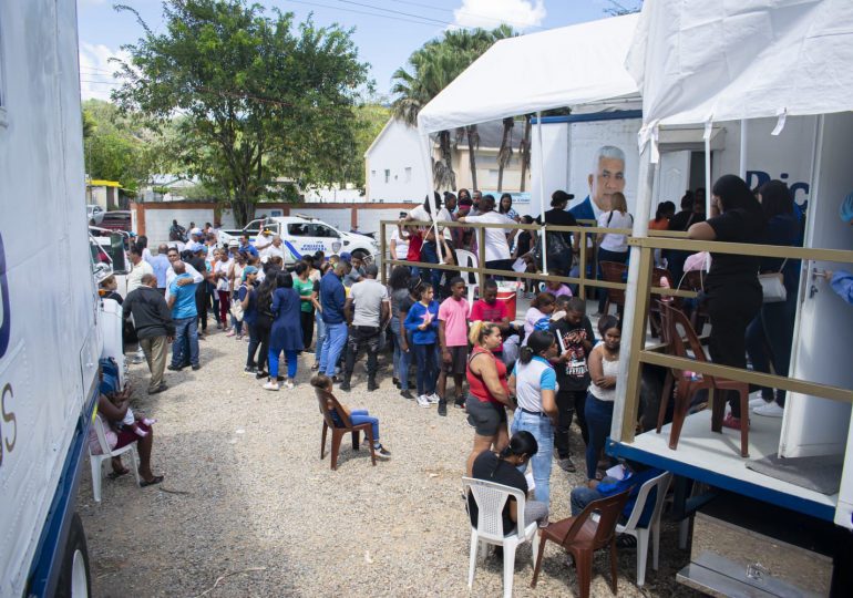 Ricardo De Los Santos lleva operativos médicos móviles al Distrito Municipal de Caballero