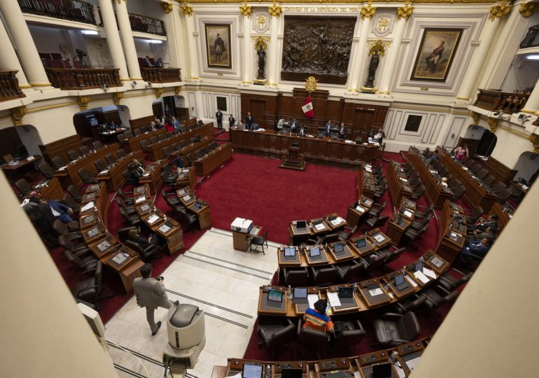 Congreso de Perú sin consenso por adelanto electoral mientras siguen protestas