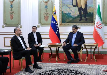 Maduro y canciller iraní discuten sobre "defensa" ante "presiones externas"
