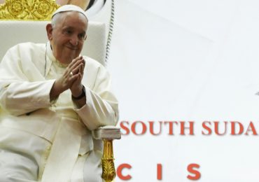 El papa clama en Sudán del Sur por una vida "digna" para los refugiados
