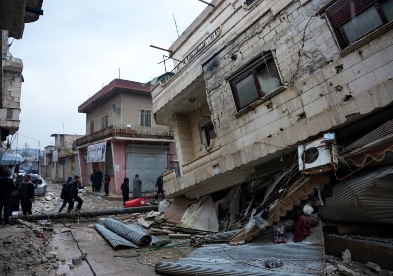 Al menos 592 muertos en Siria por terremoto, según balances provisorios