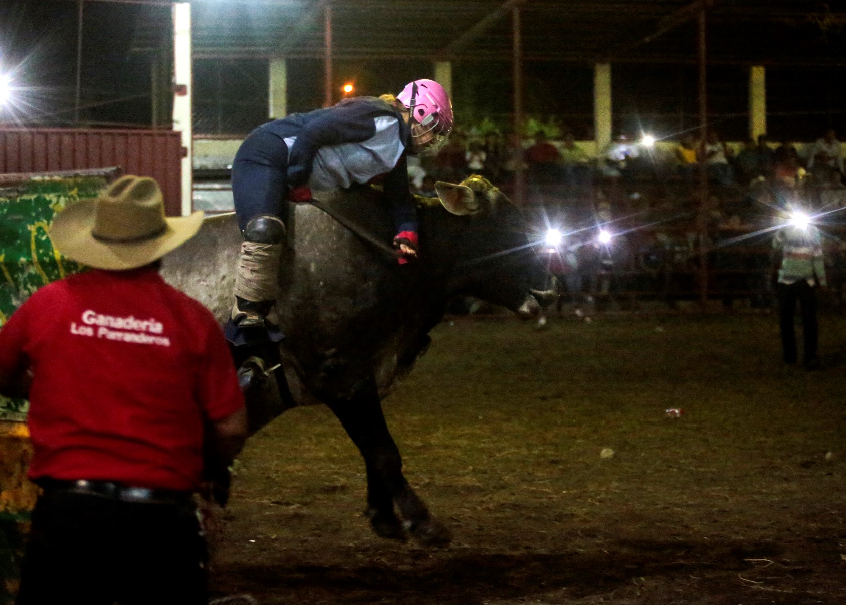 VIDEO | A lomo de toro, una nicaragüense desafía al machismo y la tradición  | RC Noticias