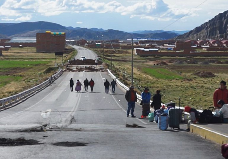 "Es horrible": el paso de migrantes por la frontera Perú-Bolivia en medio de bloqueos