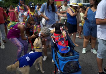 Rio de Janeiro da inicio a su carnaval para alejar las "tinieblas"