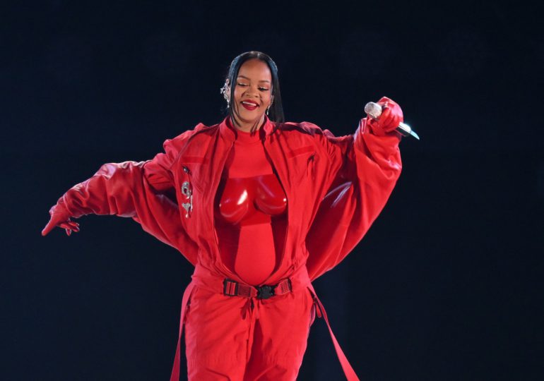 Rihanna conquista el Super Bowl con una acrobática actuación