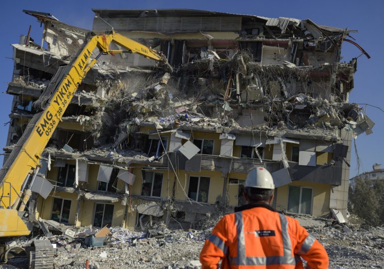 Rescatistas turcos hallan sobrevivientes 13 días después del terremoto