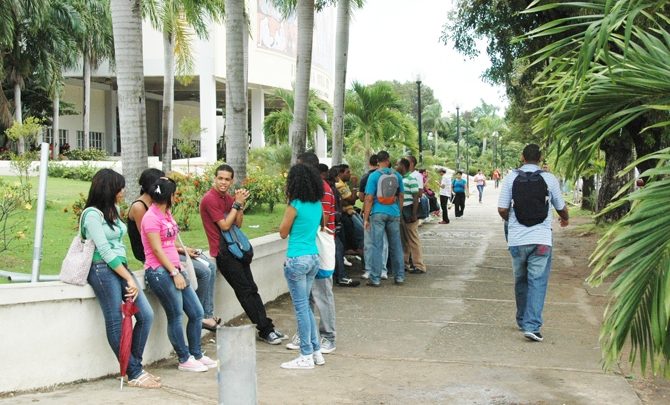 Jóvenes dominicanos continúan sumergidos en el círculo vicioso que impide su desarrollo