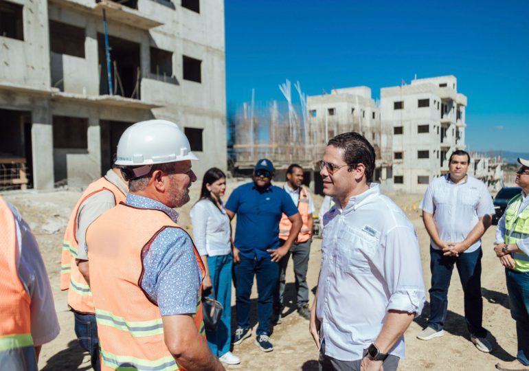 Ministro Bonilla supervisa avances en la construcción de “Mi Vivienda Hato del Yaque” en Santiago