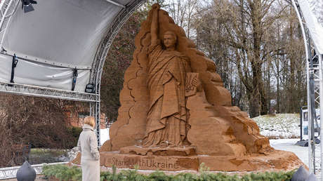 Instalan en Estonia un monumento a Zelenski con la forma de la estatua de la Libertad