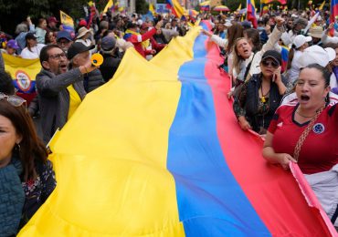 Oposición marcha en Colombia contra reformas sociales de Gustavo Petro