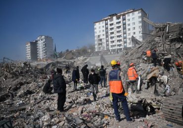 OMS dice que sismo en Turquía es "el peor desastre natural en un siglo" en Europa