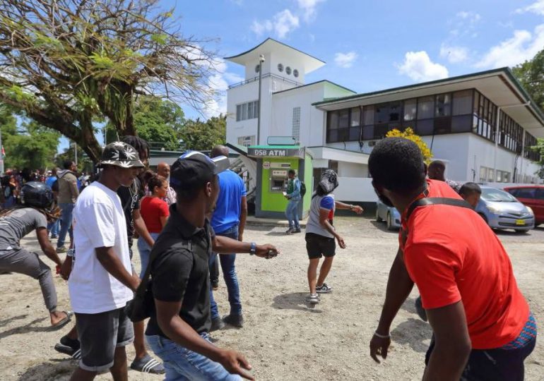Manifestantes de Surinam tratan de tomar el Parlamento y saquean comercios