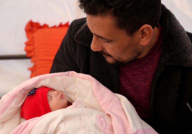 FOTOS | Una familia siria acoge a la bebé que nació bajo los escombros del terremoto