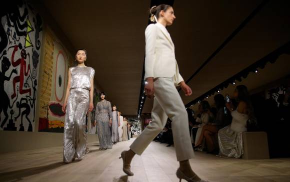 Miss Dior se rebela con un armario ultrafemenino en Semana de la Moda en París