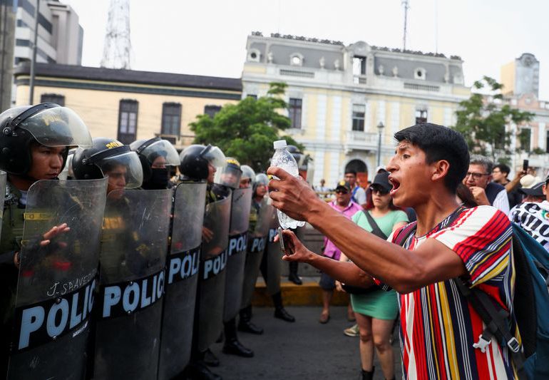 Capital de Perú declara "intangible" su centro histórico para restringir protestas políticas