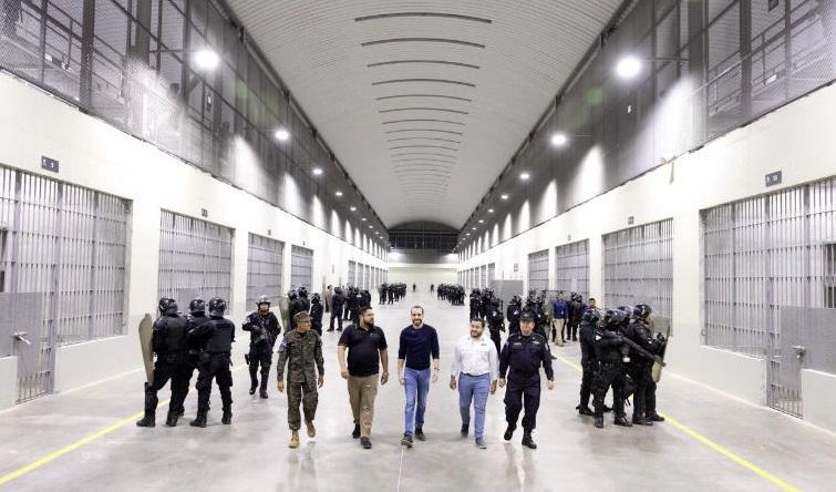 Bukele defiende mega cárcel como golpe decisivo a "las maras" en El Salvador
