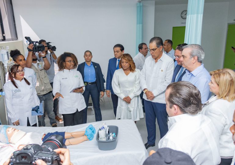 UCE inaugura Centro de Simulación de Salud con la participación de Luis Abinader