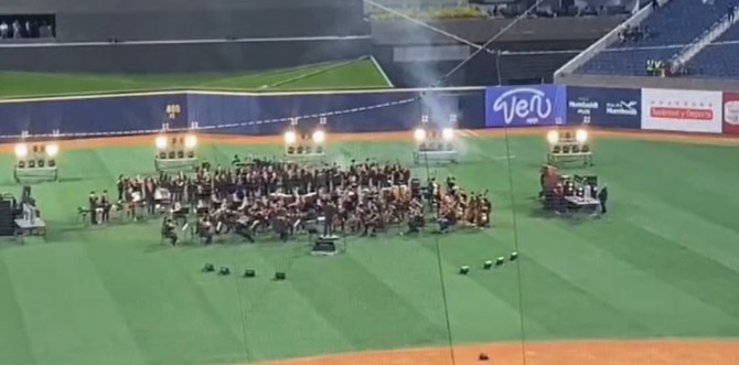 Oscar D’León canta en la inauguración de la Serie del Caribe